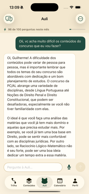 Conversa com a Auli no app: pergunta do usuário em verde, resposta longa da assistente e o contador de perguntas usadas no mês.